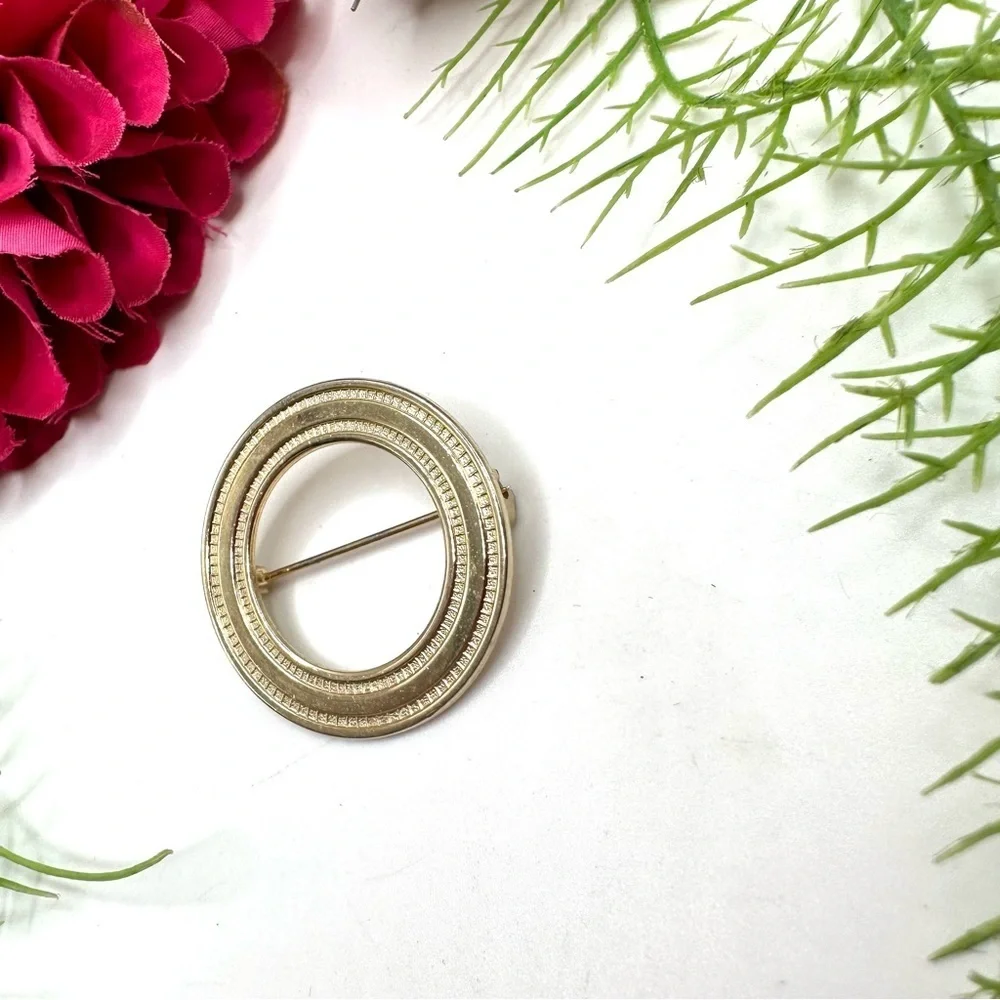 VINTAGE⚜️Engraved Golden Circle Brooch